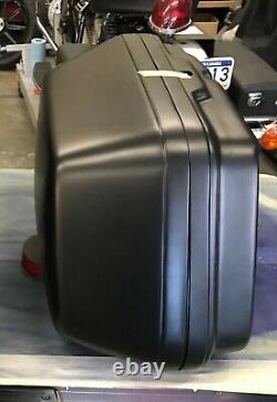 Harley Touring Performance Bagger Street Road King Glide Clamshell Saddlebags translated in French is: Sacs de selle à coquille de clamshell pour Harley Touring Performance Bagger Street Road King Glide.