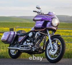Harley Touring Performance Bagger Street Road King Glide Clamshell Saddlebags translated in French is: Sacs de selle à coquille de clamshell pour Harley Touring Performance Bagger Street Road King Glide.