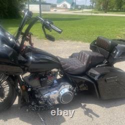 Siège avec couture rouge pour Harley Street Glide FLHX 2006-07 / Road King FLHR 1997-2007