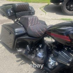 Siège avec couture rouge pour Harley Street Glide FLHX 2006-07 / Road King FLHR 1997-2007