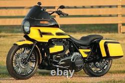Street Road Glide King Bagger FXRT Clamshell Saddlebags Pannier Harley Touring would be translated into French as: 'Street Road Glide King Bagger FXRT Sacoches Clamshell Pannier Harley Touring.'